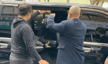 张兰情绪失控!直播模仿大S,暗示3胎,16年的小孙子引发争议