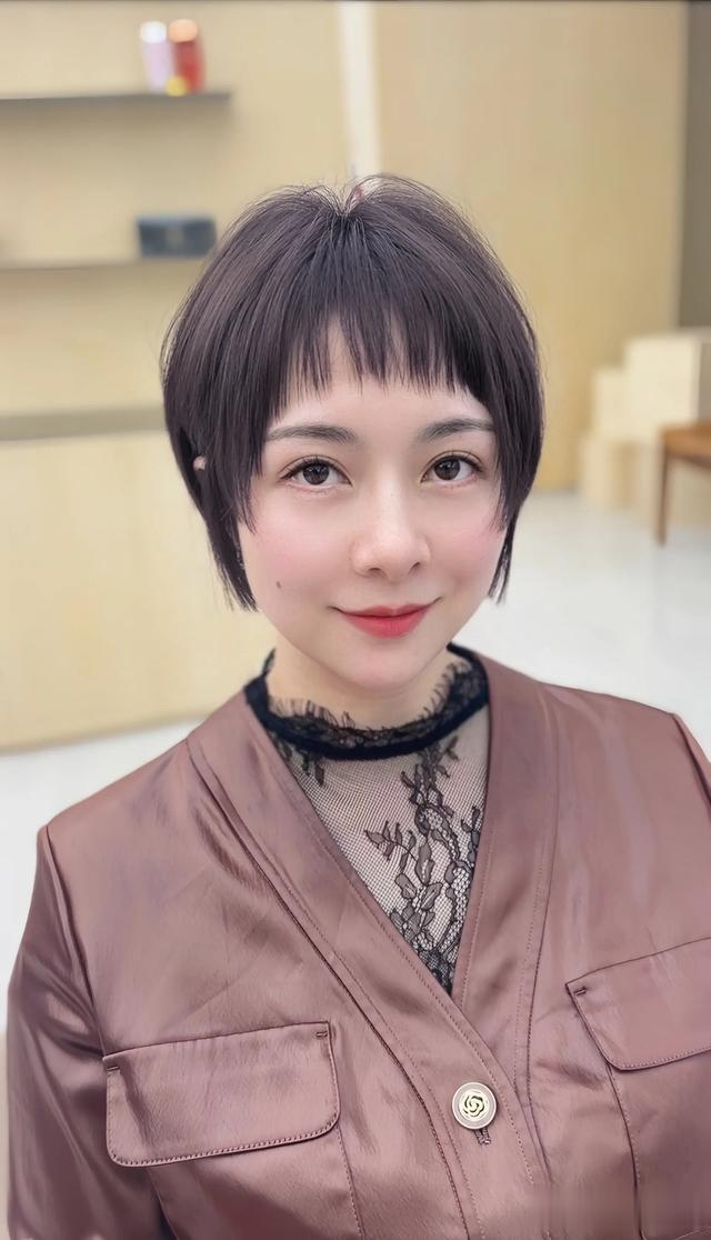 女发别乱剪，最值得尝试还是层次短发，动感还时尚