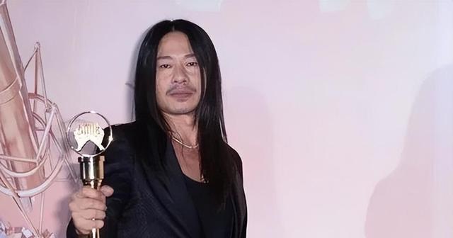 伍佰有多敢说?一句话让华晨宇沦为了笑柄,被骂上热搜却毫不在乎