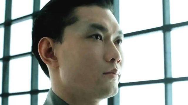 周比利66岁生日!穿西裤踢腿开心与妻子热吻,定居加拿大无儿无女