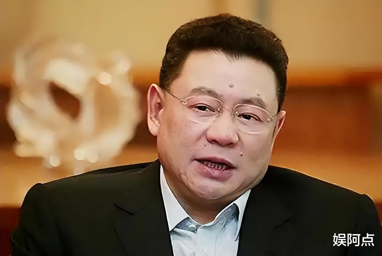 73岁刘銮雄出席活动显年轻,和大佬林建岳搭肩合影!甘比气质不俗