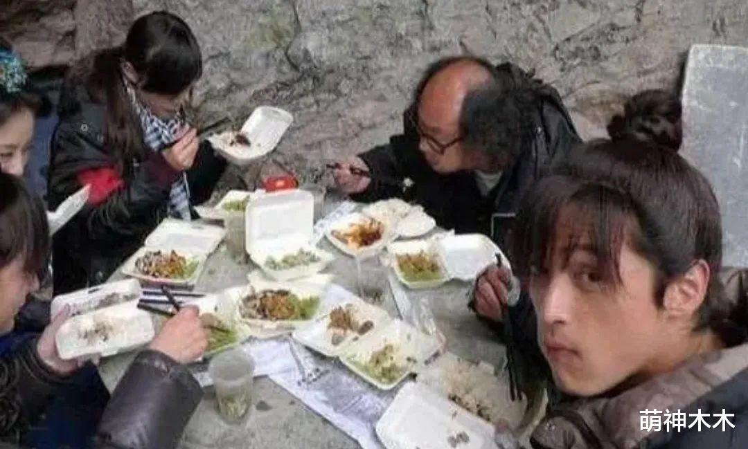 明星剧组待遇成“皇帝”,单独房车伙食丰富,对比多年前令人唏嘘