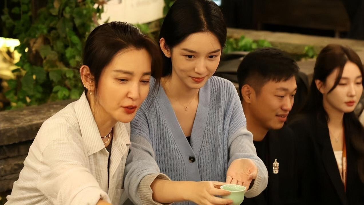 文盲又没演技的她小牌大耍，对老板的谄媚和奉承同行都看不下去了