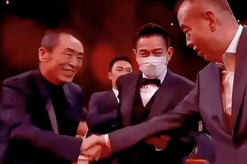 这一夜,当刘德华弯腰的一刻,陈凯歌的反应,让他的形象彻底落地