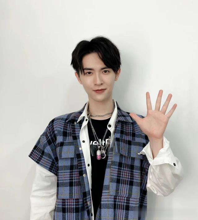 张逸杰新晋男演员,身上散发青春活力满满的气息,自带贵族气质。