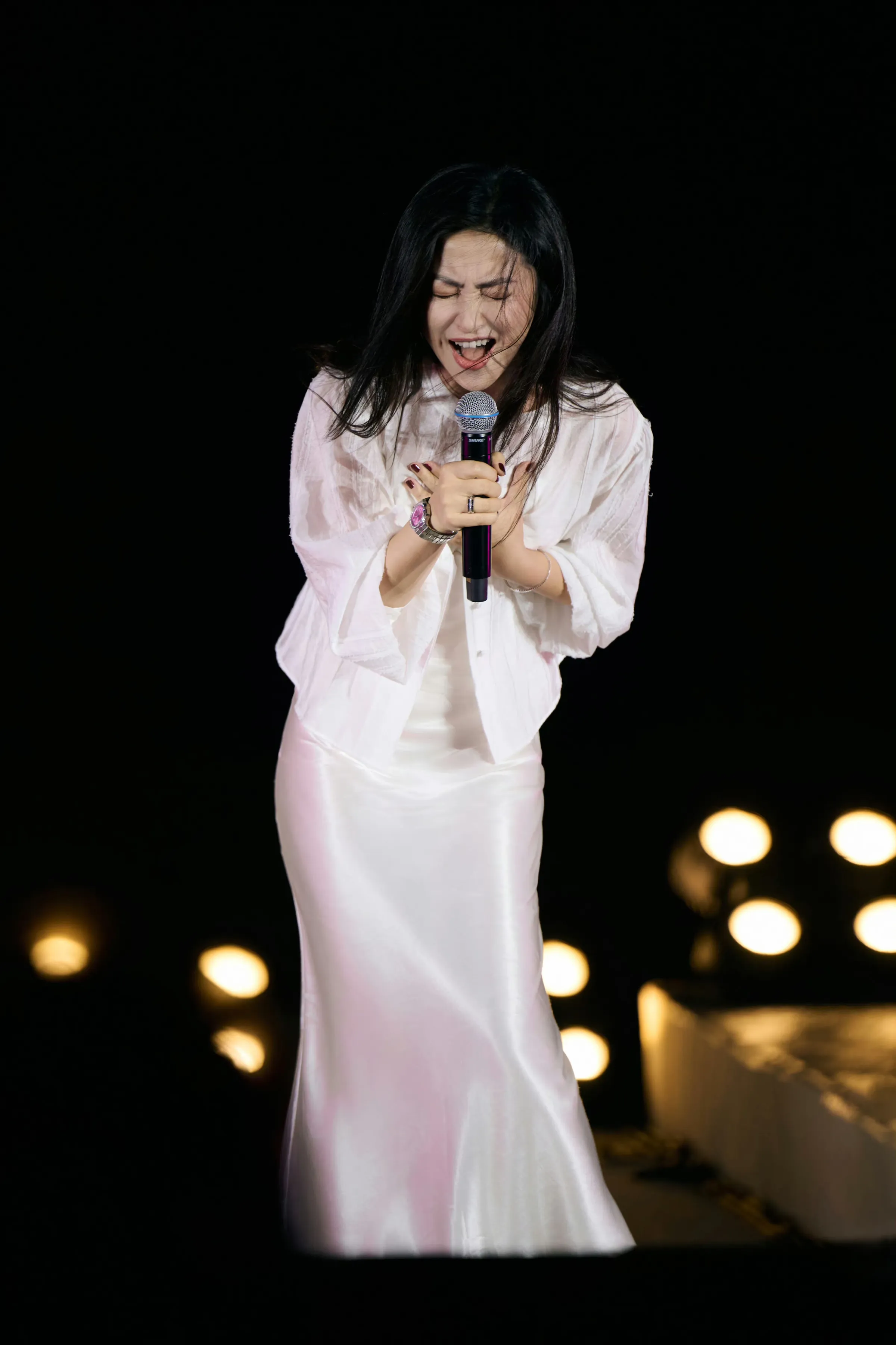 朱珠娇艳玫瑰变摇滚野花,穿白色珠光鱼尾裙海边高歌一曲,帅爆了