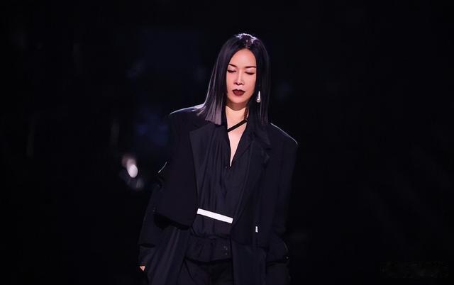 曝歌手2024出场费,亚当62万,最高不是那英,他的费用是亚当4倍