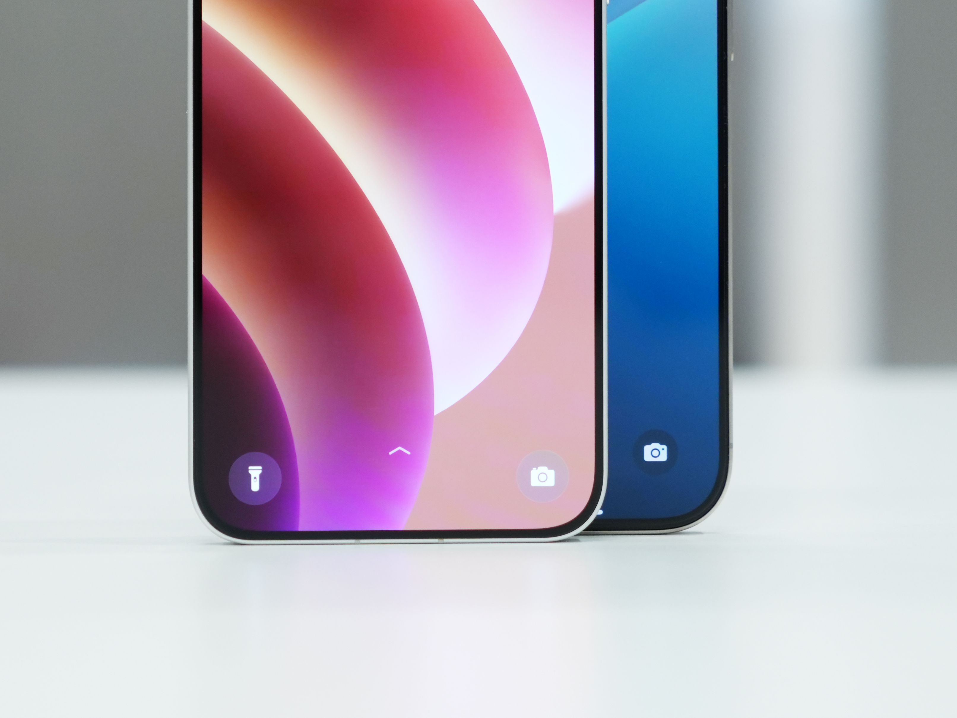 OPPO Find X8正面外觀首曝，標準四等邊設計
