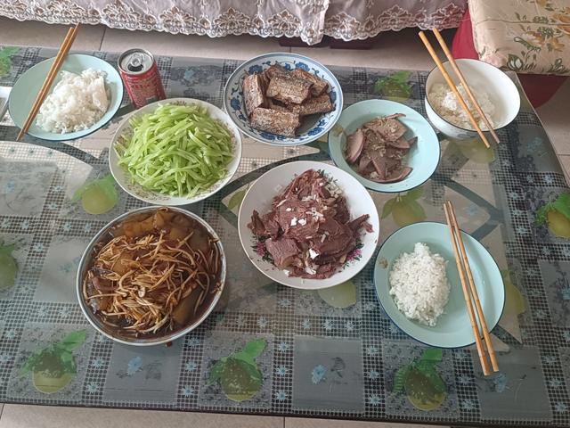 为了不让我换新电瓶,老婆陪我去钓鱼,只钓了三个小时不过瘾