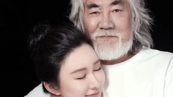 72岁又让妻子怀孕了，张纪中的老婆怀孕晒幸福，42岁喜迎龙宝宝