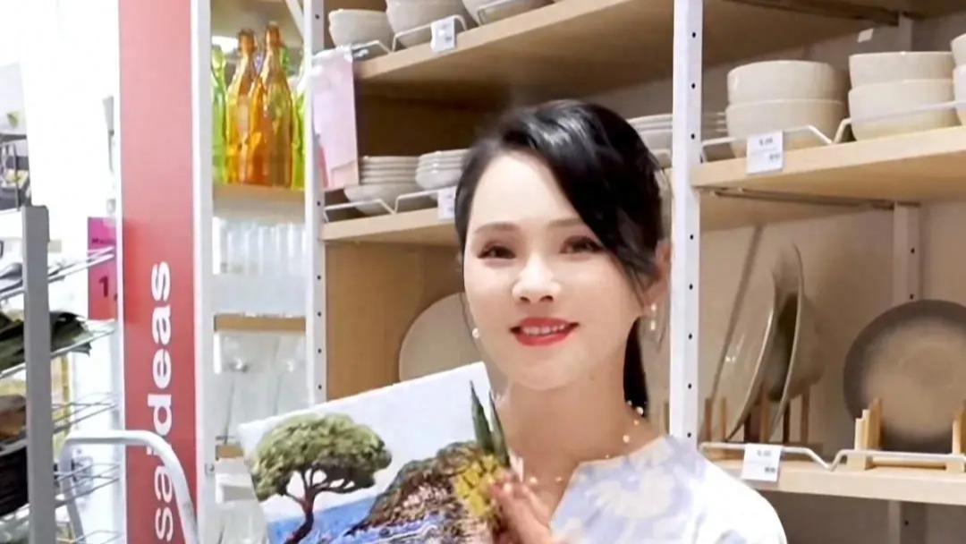 伊能静母女海边冲浪，8岁米粒遗传爸爸长腿基因，和秦昊长得一样