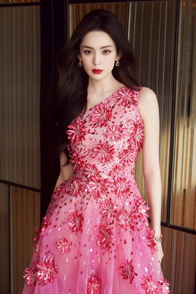 古力娜扎：粉红礼服如梦似幻，尽显女神浪漫高贵！
