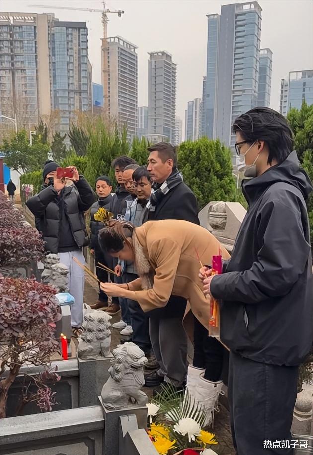 张子健携家人悼念前妻李婷!眼含泪水哭不停,女儿近照曝光像妈妈