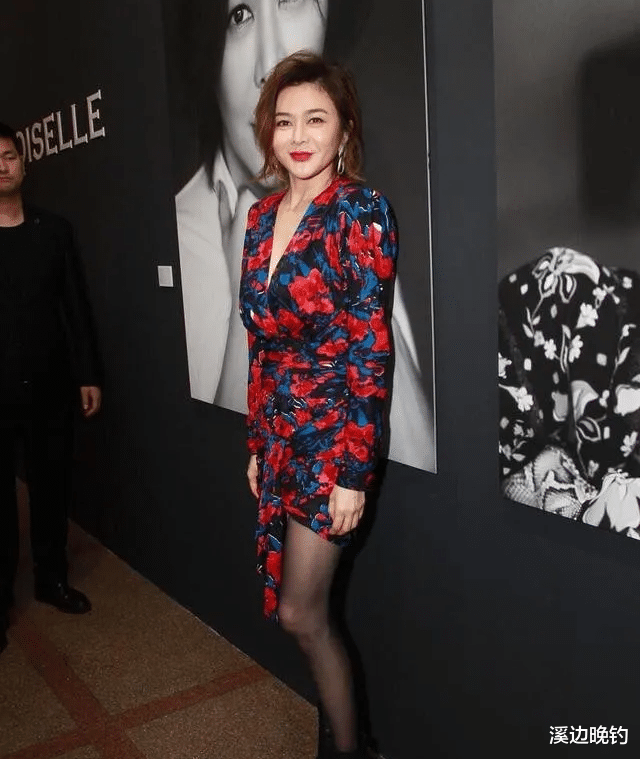 62岁关之琳在豪宅与小鲜肉依偎在一起,穿搭时髦容光焕