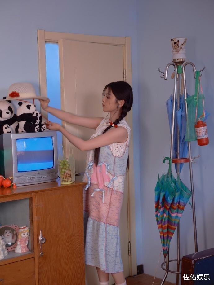 杨超越晒照庆26岁生日,扎双马尾清纯甜美如初恋,复古画风惹人爱