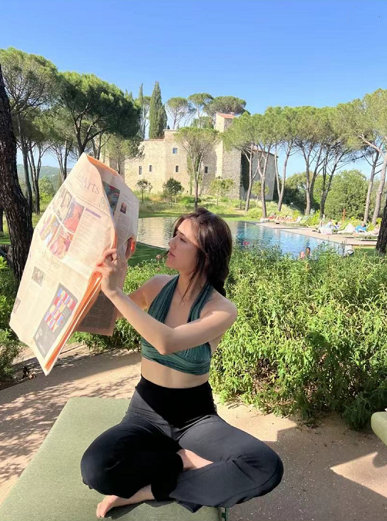 吴千语晒意大利婚礼现场照！与施伯雄在彩虹烟雾下接吻，浪漫至极