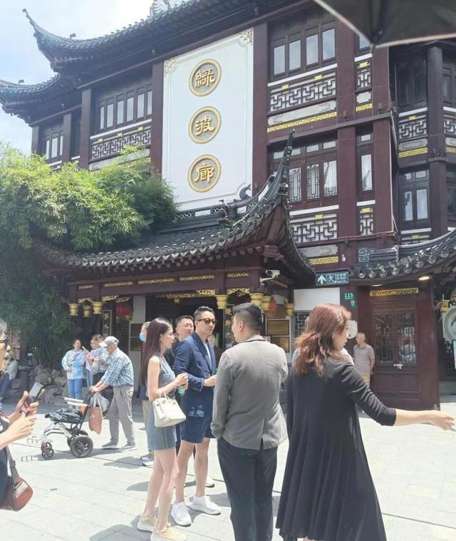 张兰又现高情商发言,三言两语就使汪小菲深夜直播的舆论转危为安