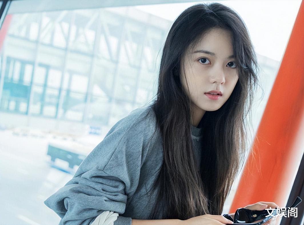 父母是演艺圈知名人士,自己有演戏天赋,感情状态成谜