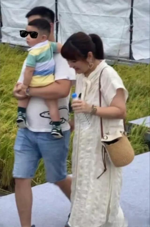 Selina带着儿子现身田馥甄音乐会，胖胖的大腿和妈妈的手臂一样粗