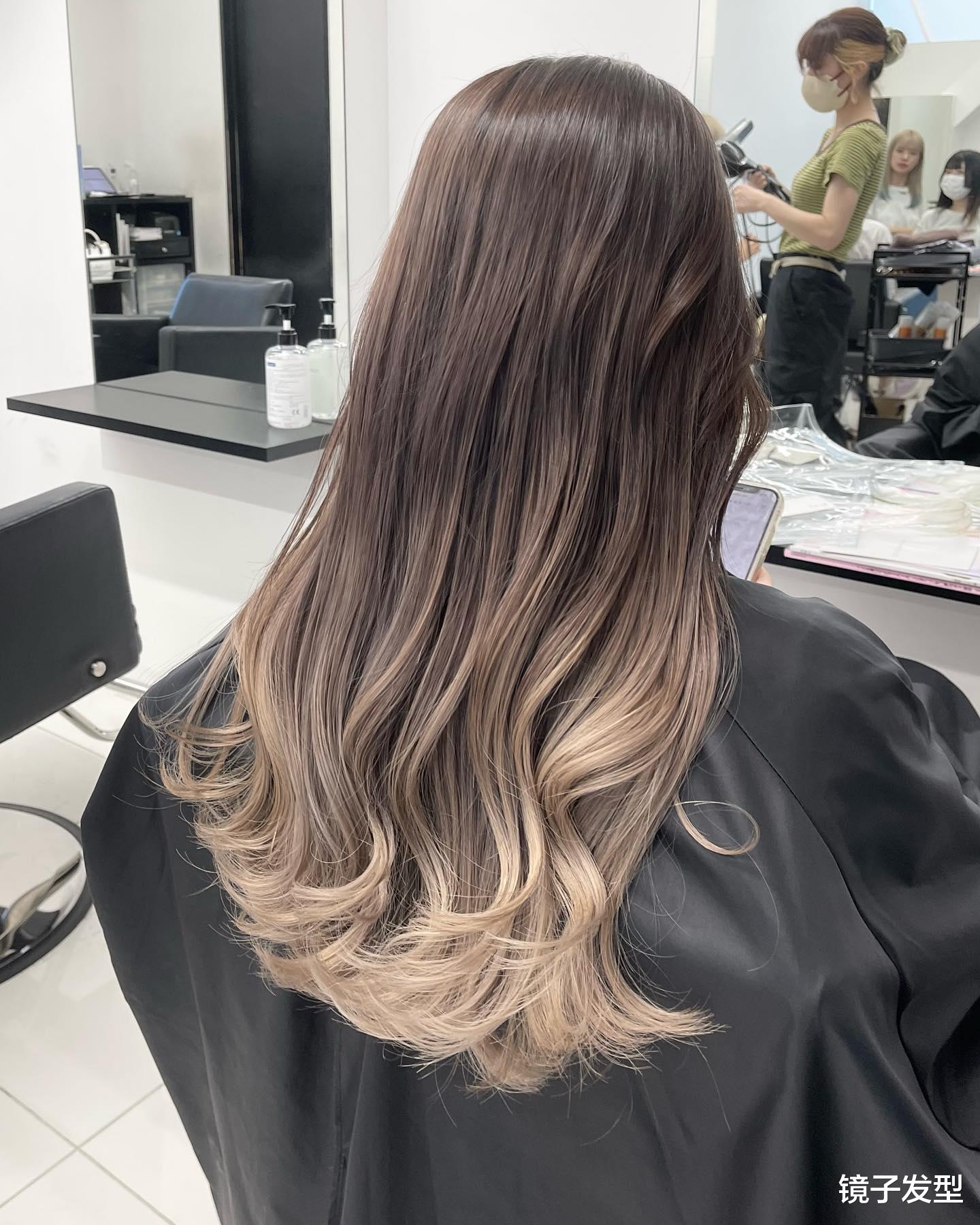 女士长发怎么整?发尾卷搭配发尾染,简直美得无可挑剔