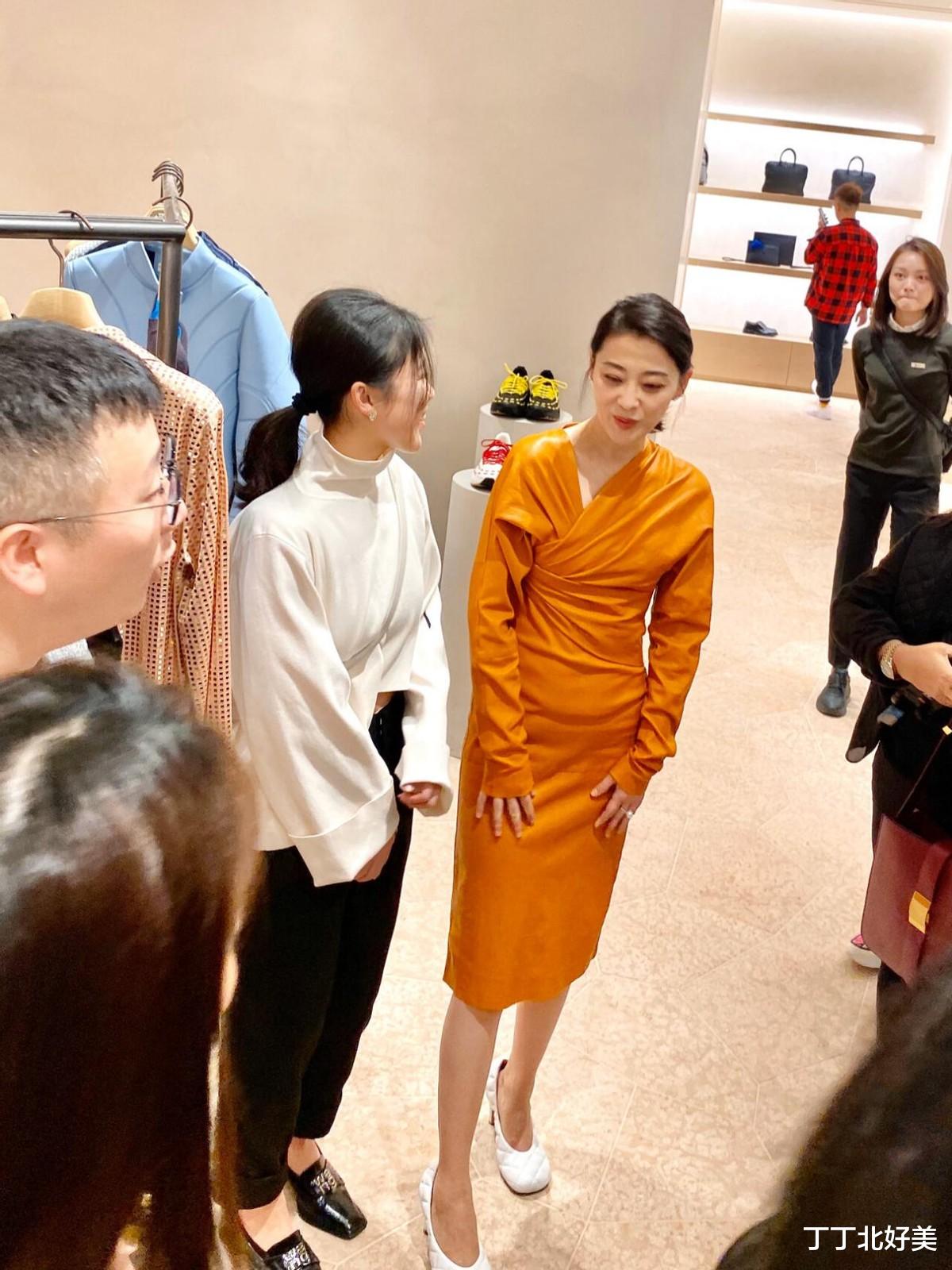 49岁梅婷这次造型突破真大，扎低马尾穿黄裙，一看就是有钱人太太