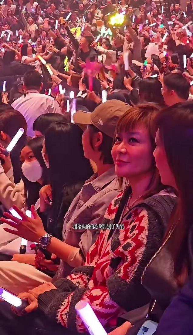 刘德华御用舞伴赖文慧买咖啡被偶遇，走路外八字，头发少很普通