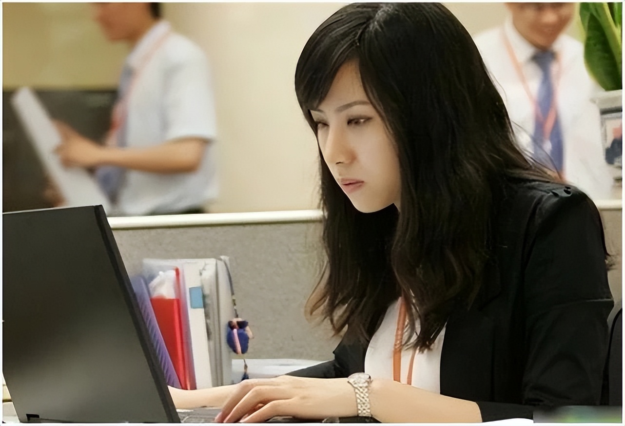 95后员工:6个月没休一天假,春节多休一天,却被通知取消年终奖