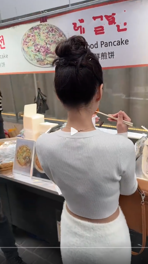 汪小菲晒未婚妻高清照!现任穿白裙挎15万包,韩国街头吃煎饼美翻
