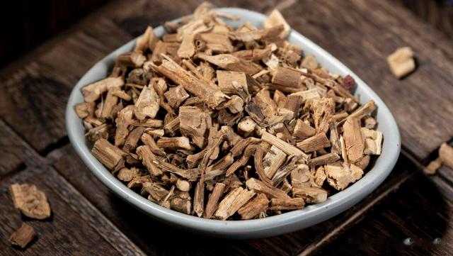 湿热在肝口苦，在胃反酸，在肠大便黏，中医教你一招，搞定湿热