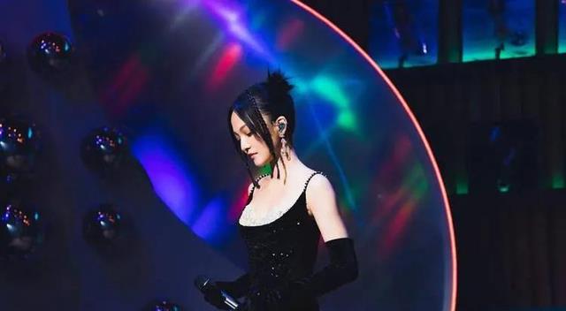 41岁张韶涵惊艳到我了，穿高开衩“钻石裙”秀美腿，真是艳而不俗！