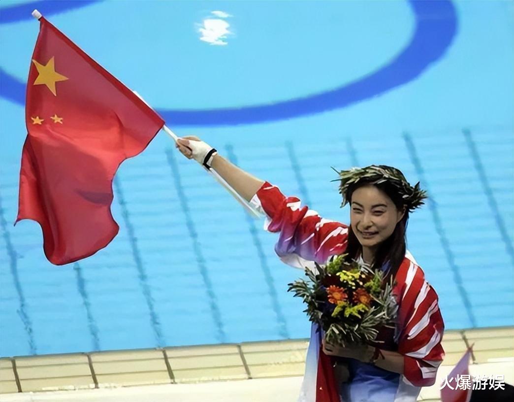 郭晶晶彻底摊牌不装了，“特殊身份”曝光，原来霍震霆当年没说错