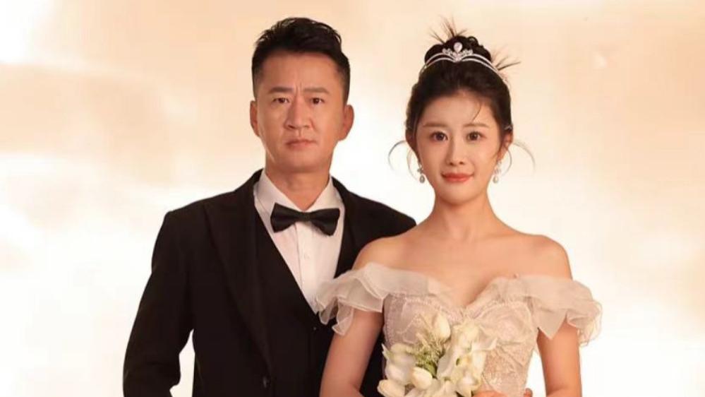 恭喜！40岁演员李嘉明官宣结婚，结婚照曝光，女方小18岁长得漂亮