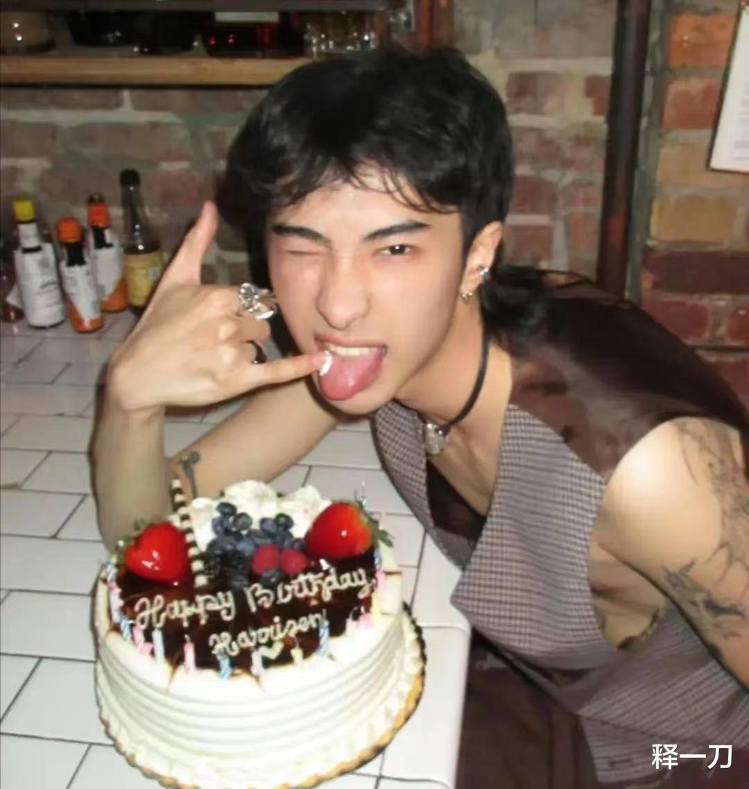 伊能静儿子美国庆生,22岁哈利晒照露手臂纹身,表情叛逆眼神犀利