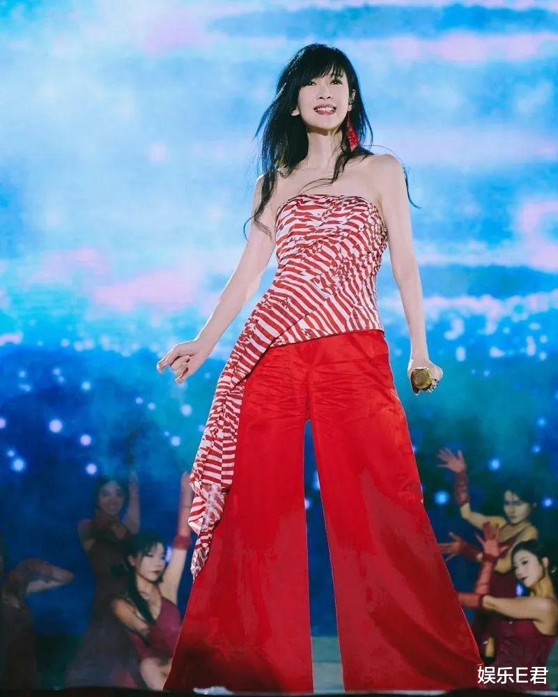 57岁周慧敏现身马路中心,行动不便要人搀扶,沿途无路人围观