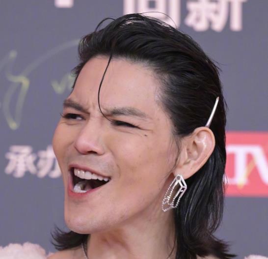 收手吧向佐,没完没了的“秀身材”,再“性感”观众也会腻