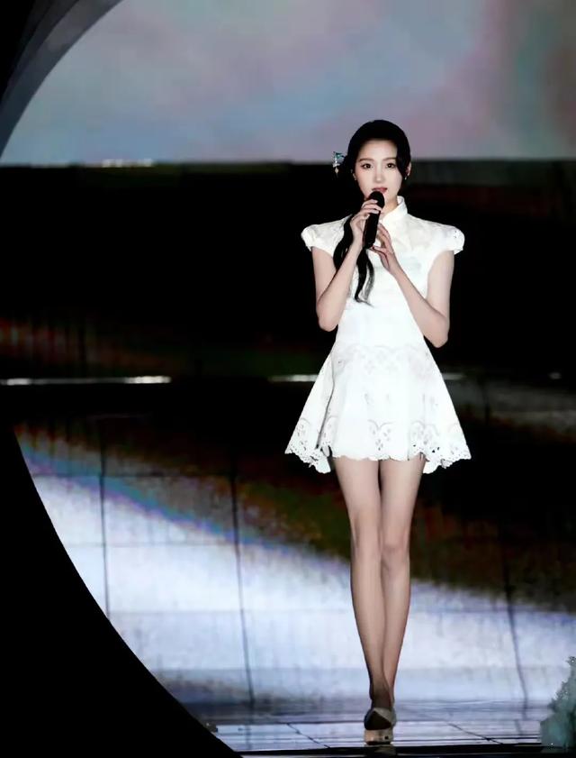 中秋这夜!41岁的唐嫣杀疯了!秒了刘涛关晓彤金晨穿新中式的女星