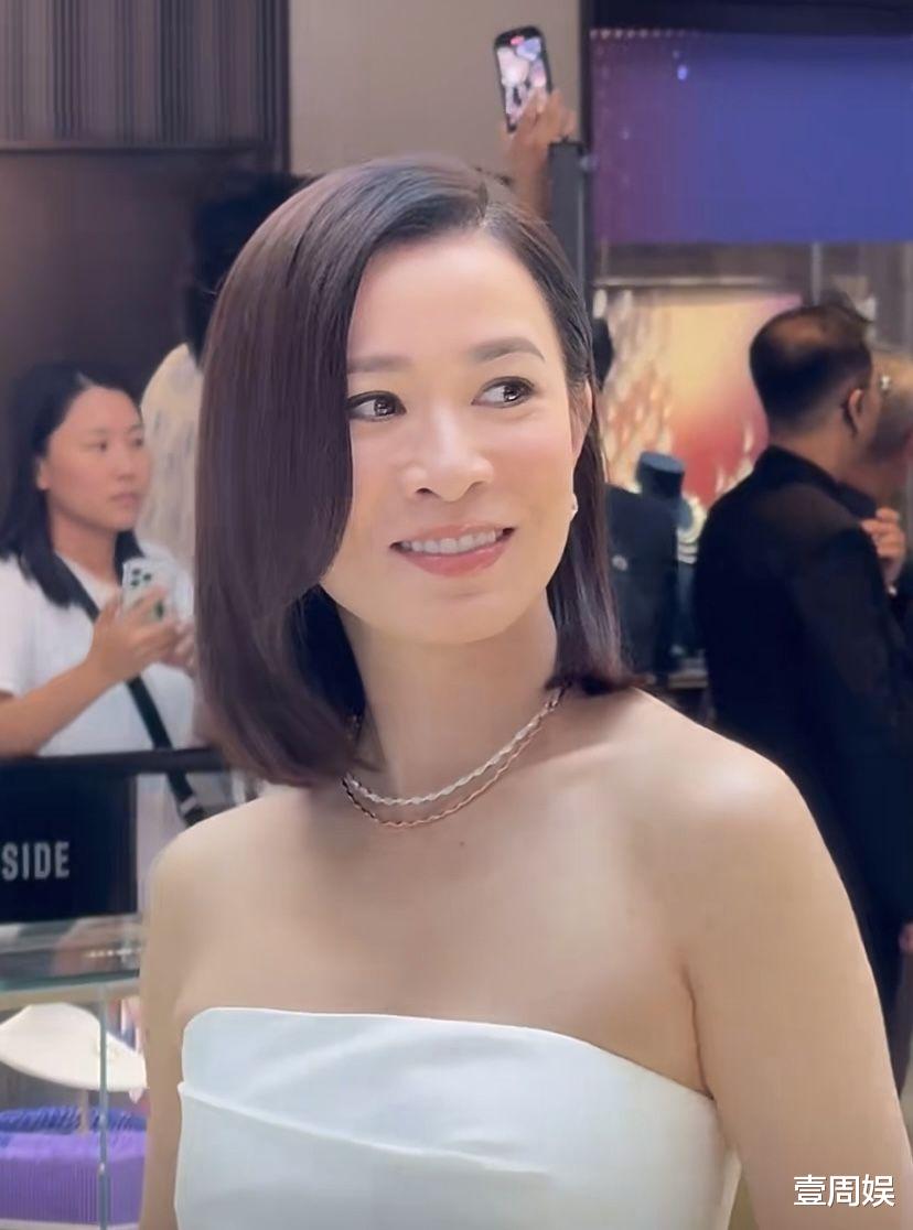 49岁佘诗曼穿抹胸亮相魅力十足,皮肤白得透亮,太有女人味了!