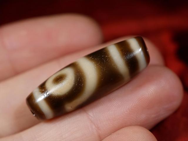 揭秘文玩圈奇趣：玩味天珠，探寻千年文化瑰宝