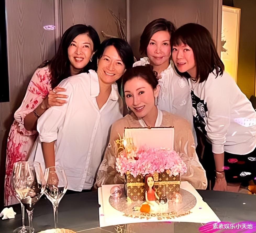 李嘉欣和姐姐一起庆生,62岁李嘉明变漂亮,姐妹同框吃和牛