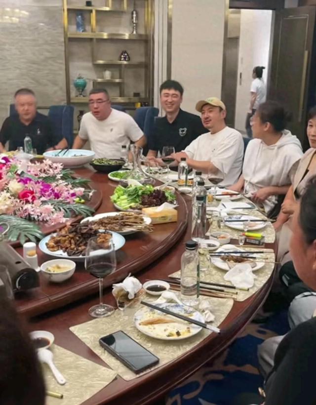 沈腾回齐齐哈尔探亲!家宴罕曝光,菜系太硬了,腾哥坐上菜口讲究