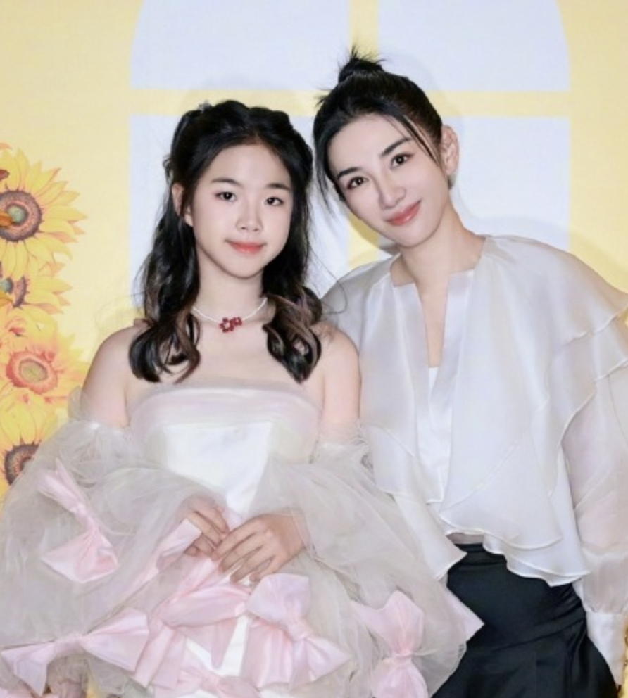 44岁黄奕庆祝女儿小学毕业，11岁黄芊玲颜值身高瞩目，长得超像爸爸