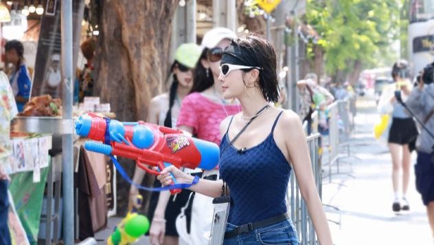 秦岚这身材谁不迷糊？吊带+牛仔裤也高级，44岁腰肢纤细更迷人了