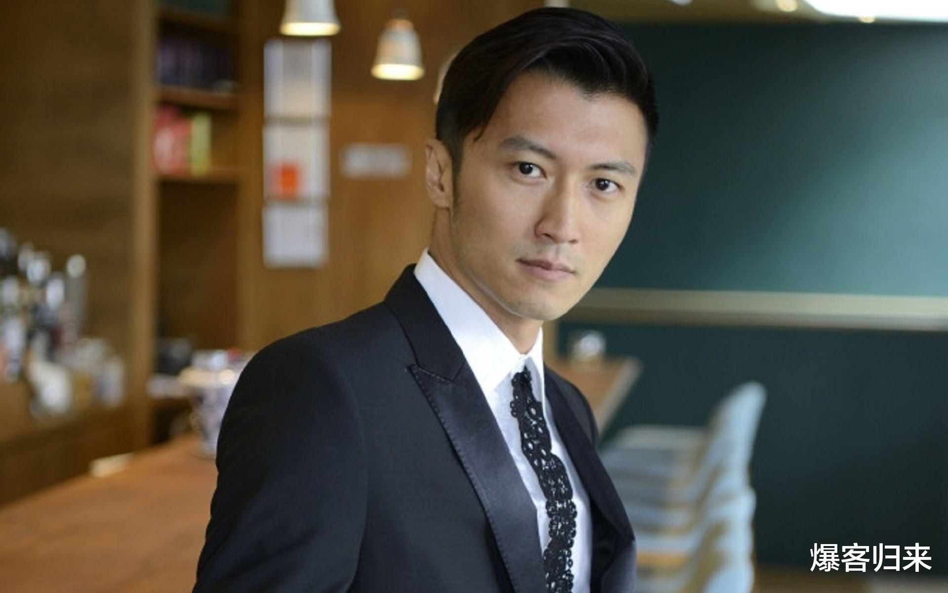 谢霆锋V领衬衫引爆热搜，细节透露不羁气质，穿衣风格疑似王菲！