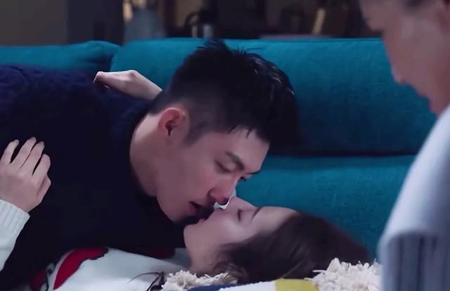 孙千一直盯着黄景瑜，眼神拉丝，感觉像是真情流露，他俩对视好甜