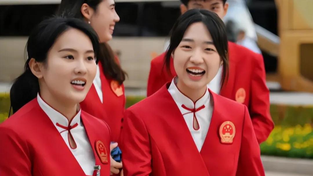 当32岁陈若琳和18岁黄雨婷同框，我才彻底明白，美人在骨不在皮