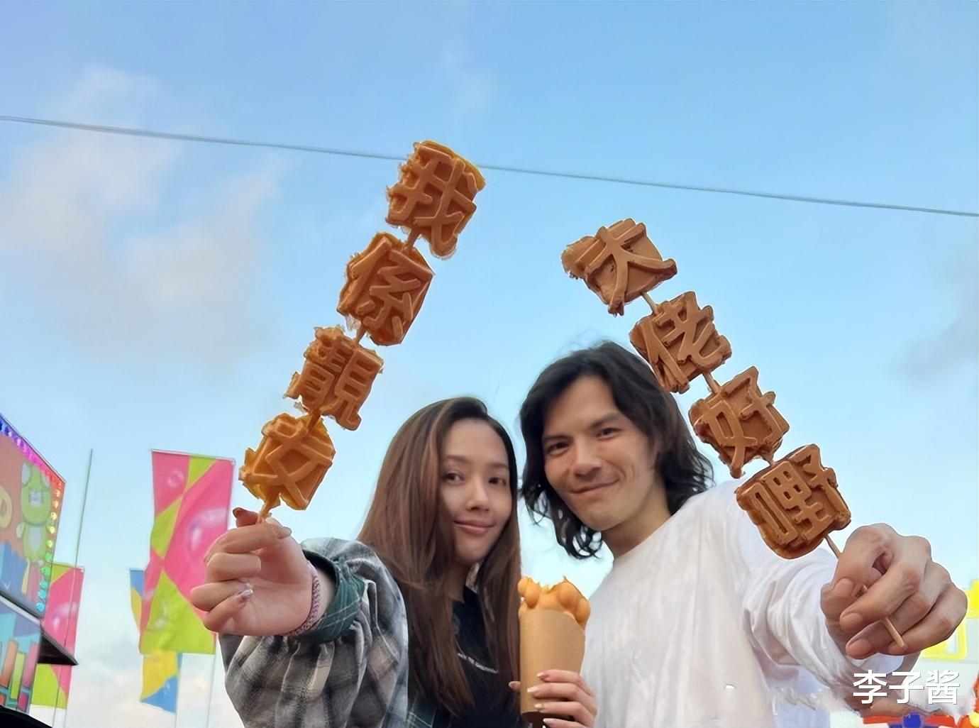 郭碧婷携老公过二人世界，早餐油条瘦肉粥接地气，挤地铁无人认出