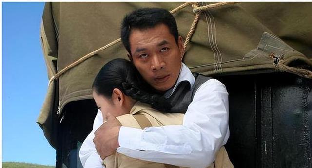 54岁“武松”丁海峰曝光:在美国树林砍柴烤肉,美国豪宅尽显气派