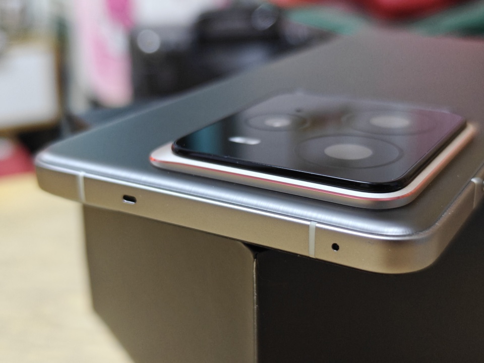 三攝+小立邊+等深微曲屏，真機(jī)比照片更有質(zhì)感 真我GT7 Pro外觀亮相