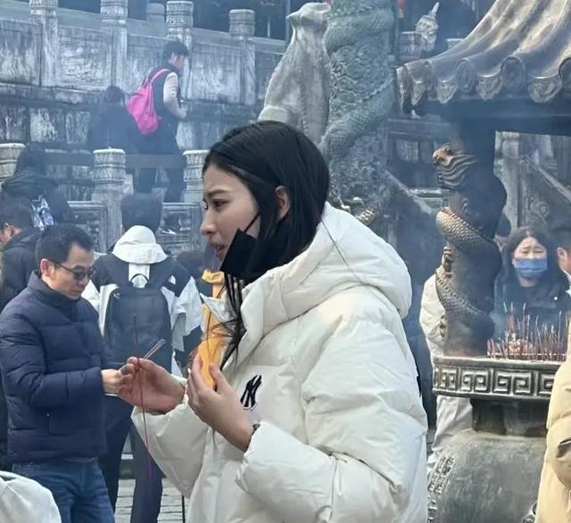 王楚然九华山祈福被偶遇,烧香拜佛十分虔诚,素颜出镜依然很美