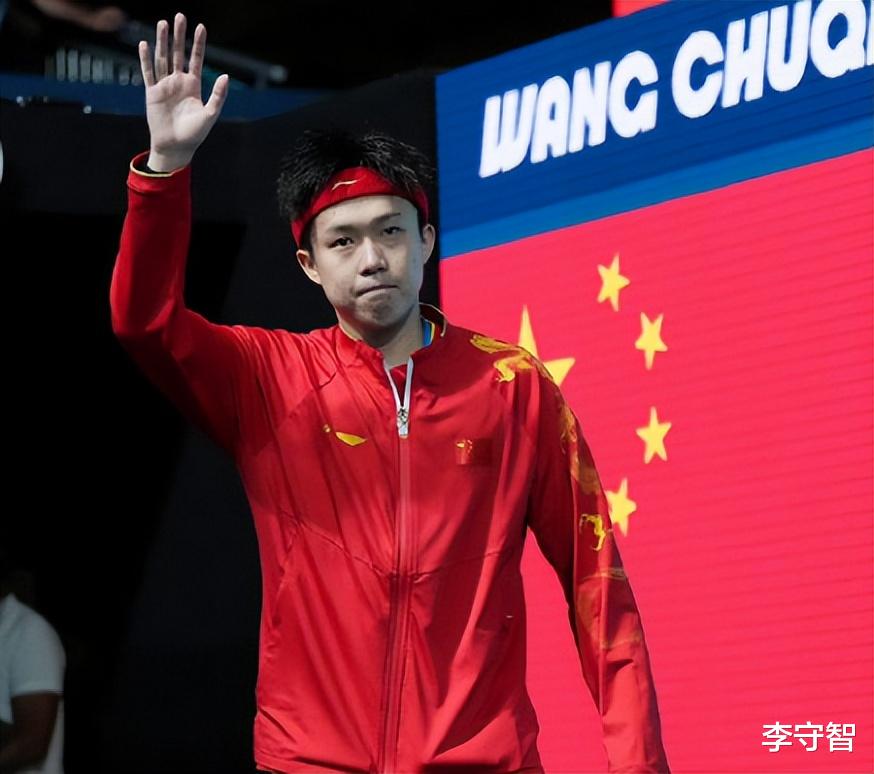 王楚钦喜得混双金牌痛失球拍，单打爆冷出局粉丝心疼，质疑很蹊跷